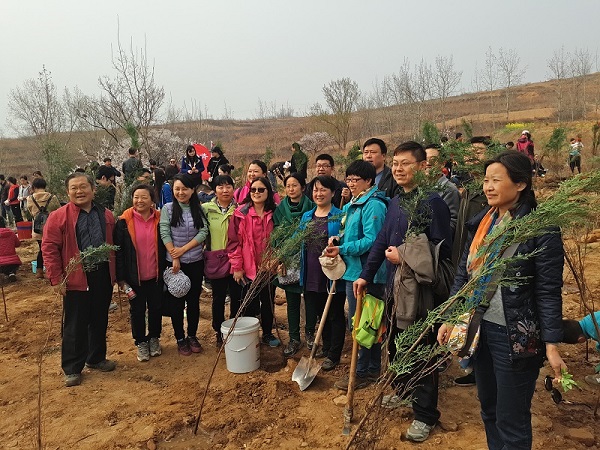 bat365在线平台官方网站党支部组织开展义务植树活动.jpg